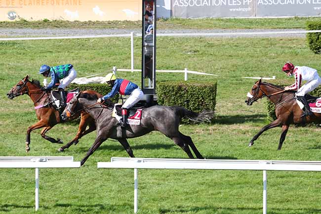 Photo d'arrivée de la course pmu PRIX DES HORTENSIAS à CLAIREFONTAINE le Lundi 17 août 2020