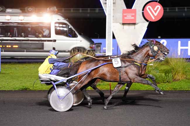 Photo d'arrivée de la course pmu PRIX CHARLEY MILLS à PARIS-VINCENNES le Vendredi 2 octobre 2020