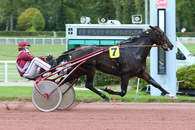 Photo d'arrivée de la course pmu PRIX DES BUTTES CHAUMONT à ENGHIEN le Jeudi 8 octobre 2020