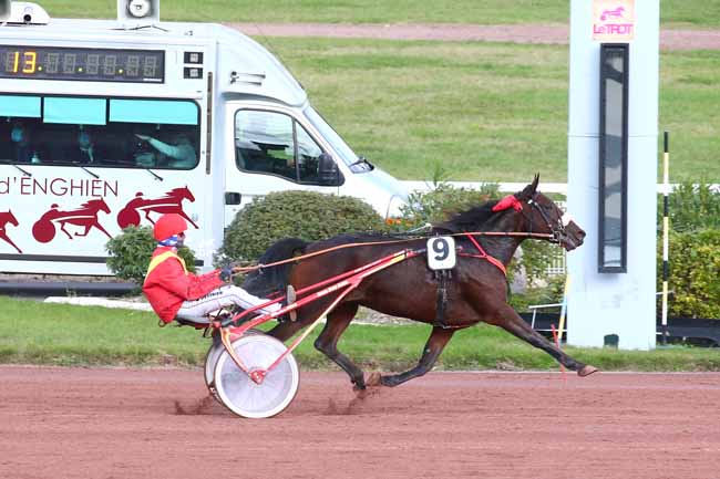 Photo d'arrivée de la course pmu PRIX DU PONT DE LA TOURNELLE à ENGHIEN le Lundi 12 octobre 2020