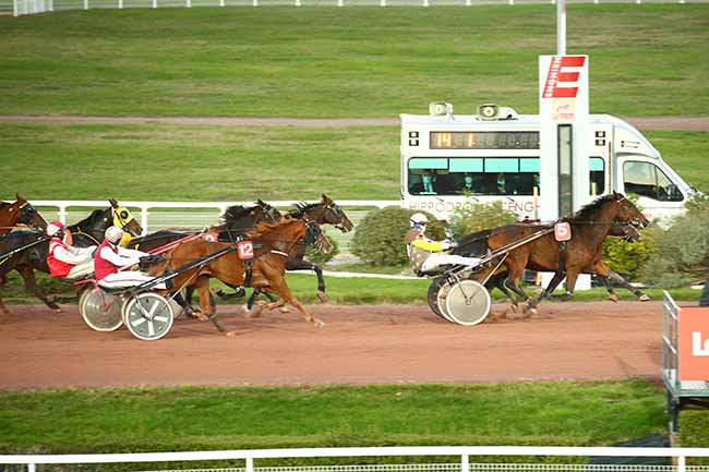 Photo d'arrivée de la course pmu PRIX DE LA PLACE DES FETES à ENGHIEN le Jeudi 15 octobre 2020