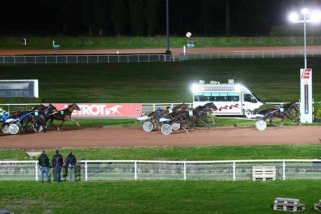 Photo d'arrivée de la course pmu PRIX DE LA PORTE DE LA VILLETTE à ENGHIEN le Jeudi 15 octobre 2020