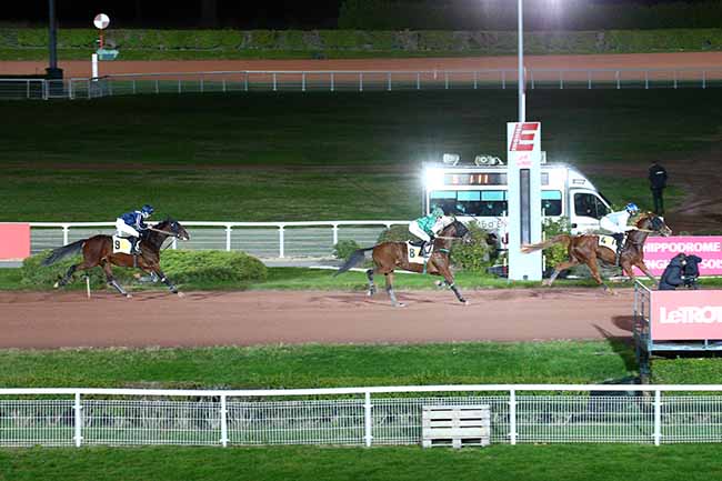 Photo d'arrivée de la course pmu PRIX DU PONT ROYAL à ENGHIEN le Jeudi 15 octobre 2020