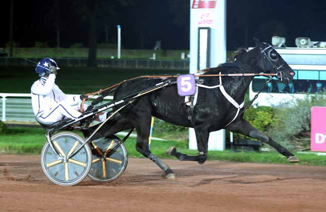 Photo d'arrivée de la course pmu PRIX DE LA PORTE D'AUBERVILLIERS à ENGHIEN le Samedi 24 octobre 2020