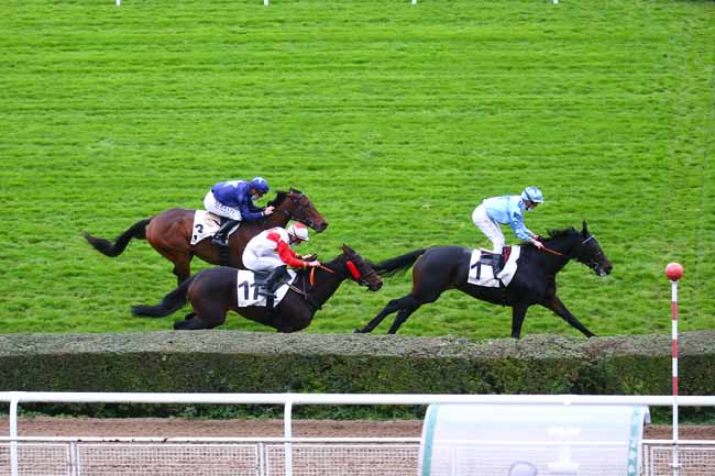 Photo d'arrivée de la course pmu PRIX DE COURTRAI à SAINT-CLOUD le Vendredi 30 octobre 2020