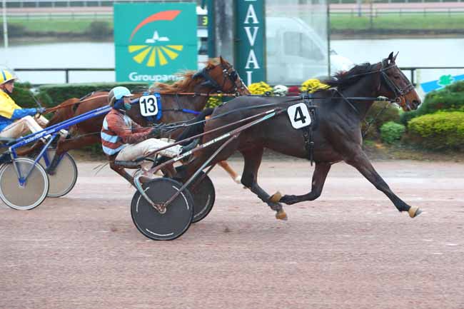 Photo d'arrivée de la course pmu PRIX MOET & CHANDON à LAVAL le Dimanche 1 novembre 2020