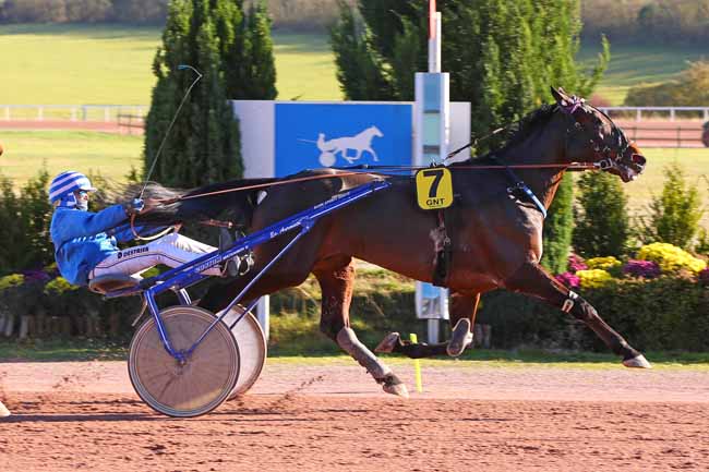 Photo d'arrivée de la course pmu GRAND NATIONAL DU TROT PARIS-TURF à MAUQUENCHY le Mercredi 18 novembre 2020
