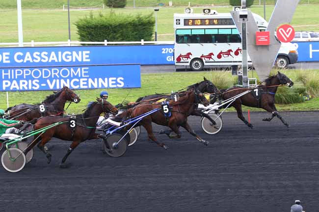 Photo d'arrivée de la course pmu PRIX DE CASSAIGNE à PARIS-VINCENNES le Jeudi 19 novembre 2020