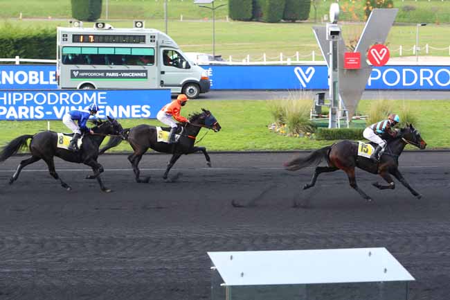 Photo d'arrivée de la course pmu PRIX DE GRENOBLE à PARIS-VINCENNES le Mercredi 25 novembre 2020