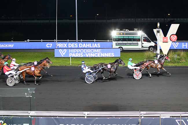 Photo d'arrivée de la course pmu PRIX DES DAHLIAS à PARIS-VINCENNES le Lundi 30 novembre 2020
