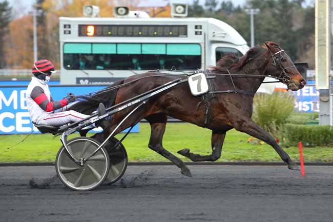Photo d'arrivée de la course pmu PRIX DE MIRAMBEAU à PARIS-VINCENNES le Samedi 5 décembre 2020