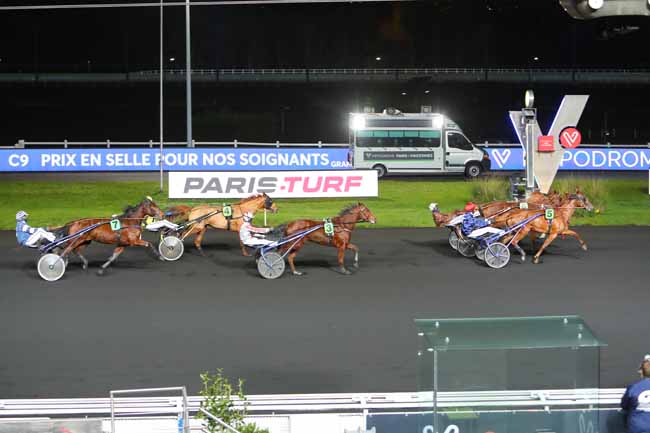Photo d'arrivée de la course pmu PRIX EN SELLE POUR NOS SOIGNANTS à PARIS-VINCENNES le Dimanche 6 décembre 2020