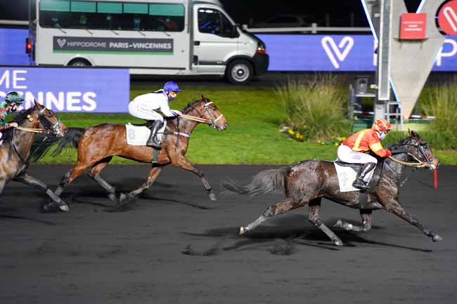 Photo d'arrivée de la course pmu PRIX DE GEMOZAC à PARIS-VINCENNES le Mardi 8 décembre 2020
