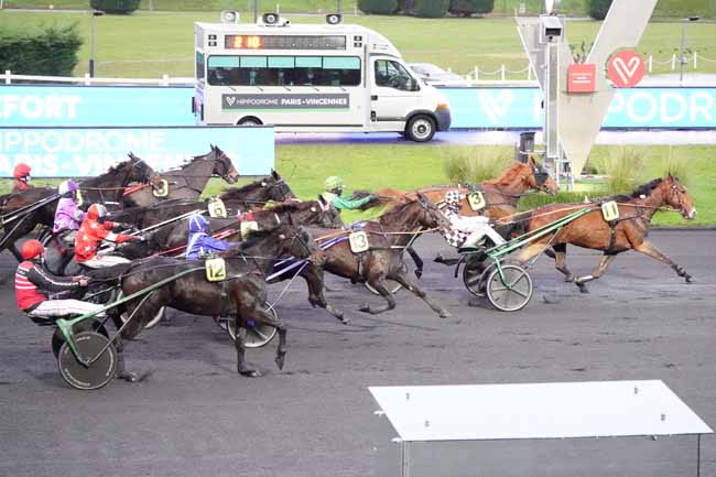 Photo d'arrivée de la course pmu PRIX D'HAUTEFORT à PARIS-VINCENNES le Samedi 12 décembre 2020