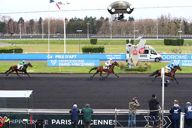 Photo d'arrivée de la course pmu PRIX D'APT à PARIS-VINCENNES le Samedi 19 décembre 2020