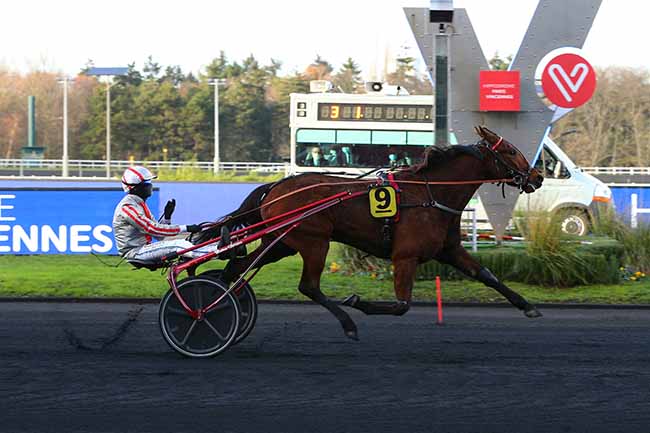 Photo d'arrivée de la course pmu CRITERIUM DES 3 ANS à PARIS-VINCENNES le Dimanche 20 décembre 2020