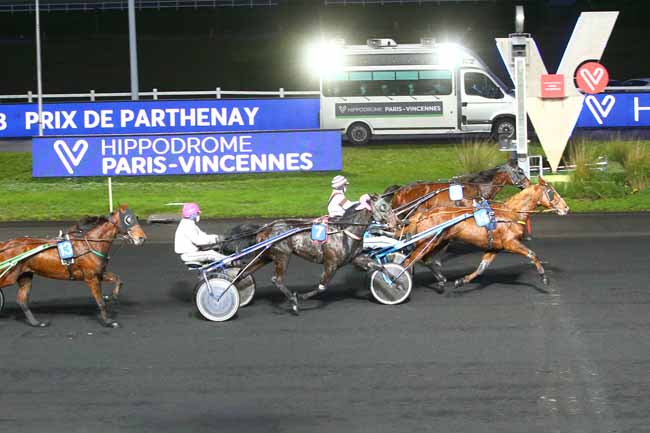 Photo d'arrivée de la course pmu PRIX DE PARTHENAY à PARIS-VINCENNES le Jeudi 24 décembre 2020