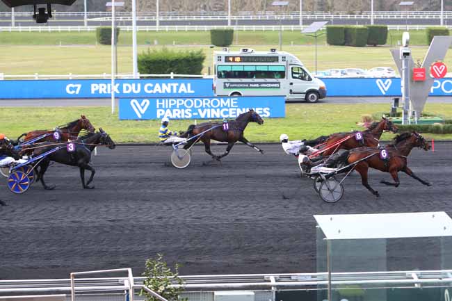 Photo d'arrivée de la course pmu PRIX DU CANTAL à PARIS-VINCENNES le Jeudi 25 février 2021