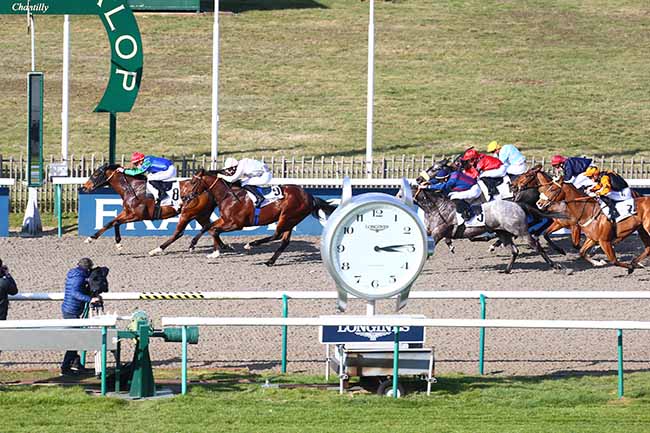 Photo d'arrivée de la course pmu PRIX DE LA ROUTE NEUVE DES SABLONS à CHANTILLY le Vendredi 26 février 2021