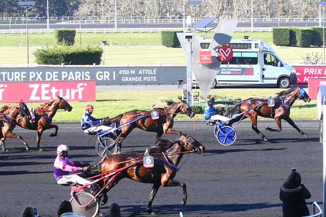 Photo d'arrivée de la course pmu PRIX D'AMERIQUE RACES ZETURF - PRIX DE PARIS à PARIS-VINCENNES le Dimanche 28 février 2021