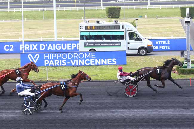 Photo d'arrivée de la course pmu PRIX D'AIGUEPERSE à PARIS-VINCENNES le Mercredi 3 mars 2021