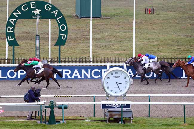 Photo d'arrivée de la course pmu PRIX DU CARREFOUR DU DUC D'ENGHIEN à CHANTILLY le Mardi 16 mars 2021