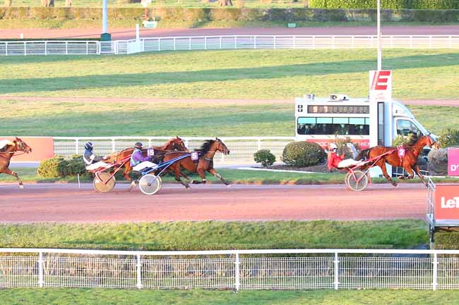 Photo d'arrivée de la course pmu PRIX DE JANVAL à ENGHIEN le Vendredi 19 mars 2021