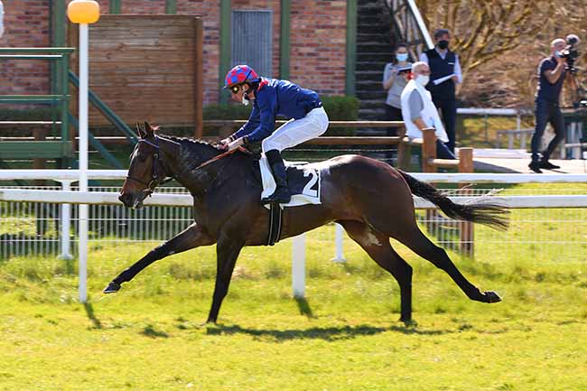 Photo d'arrivée de la course pmu PRIX GEORGES DERCOURT à FONTAINEBLEAU le Mardi 30 mars 2021