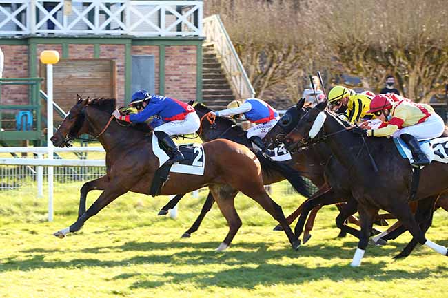 Photo d'arrivée de la course pmu PRIX DE FONTAINE-LE-PORT à FONTAINEBLEAU le Mardi 30 mars 2021