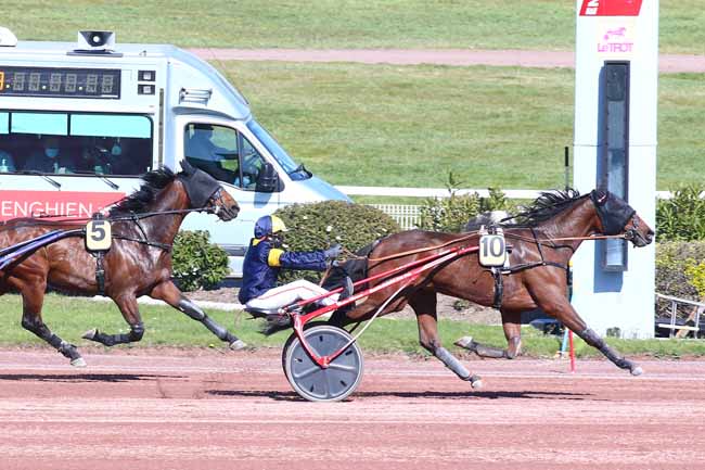 Photo d'arrivée de la course pmu PRIX DU PONT DE LA CONCORDE à ENGHIEN le Mardi 30 mars 2021