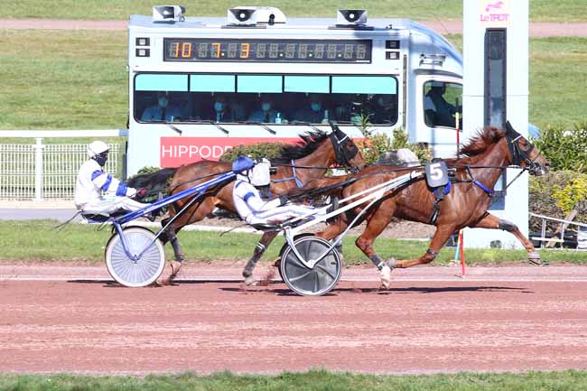 Photo d'arrivée de la course pmu PRIX DE L'ISERE à ENGHIEN le Mardi 30 mars 2021