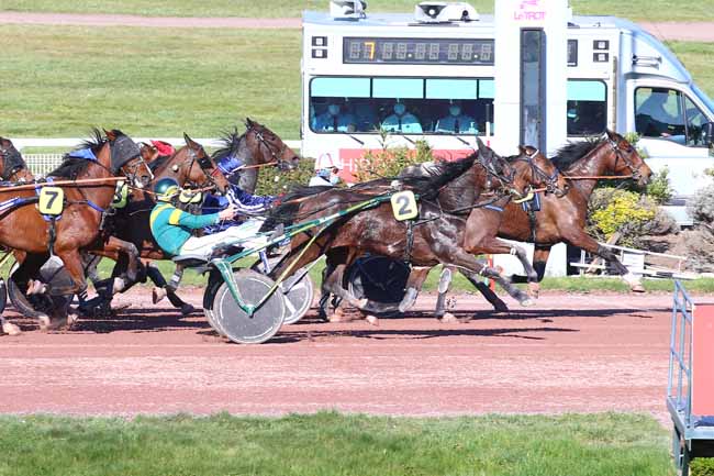Photo d'arrivée de la course pmu PRIX DU PONT ALEXANDRE III à ENGHIEN le Mardi 30 mars 2021