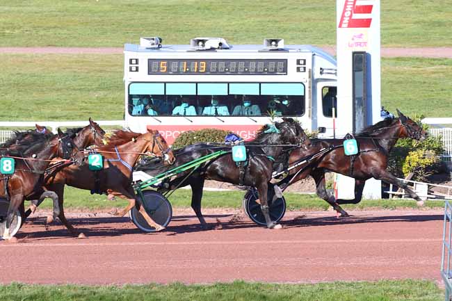 Photo d'arrivée de la course pmu PRIX DU PONT D'IENA à ENGHIEN le Mardi 30 mars 2021