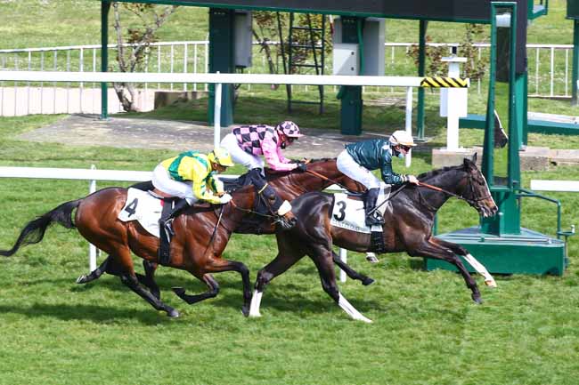 Photo d'arrivée de la course pmu PRIX TOURBILLON à SAINT-CLOUD le Samedi 3 avril 2021