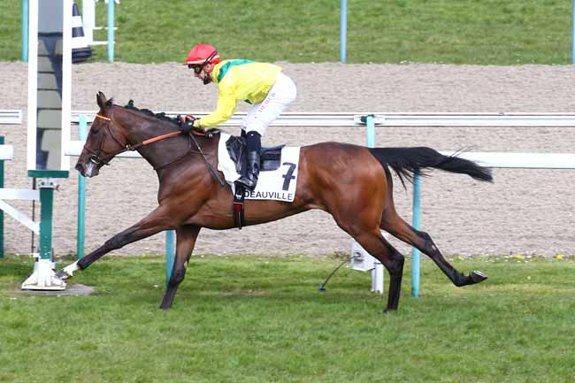 Photo d'arrivée de la course pmu PRIX DUMKA à DEAUVILLE le Mercredi 7 avril 2021