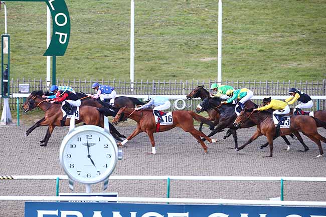 Photo d'arrivée de la course pmu PRIX DU PAVE DE LA BICHE à CHANTILLY le Mardi 13 avril 2021