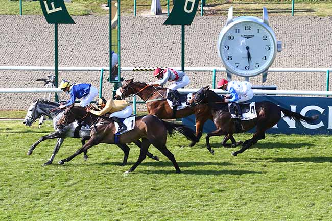 Photo d'arrivée de la course pmu PRIX DE L'INSTITUT DE FRANCE à CHANTILLY le Mardi 13 avril 2021
