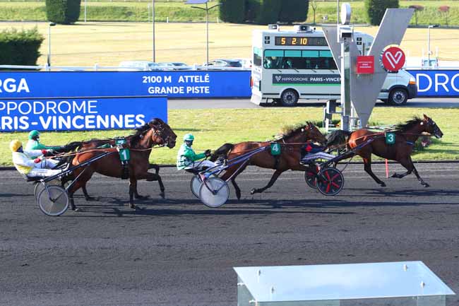 Photo d'arrivée de la course pmu PRIX BAMBERGA à PARIS-VINCENNES le Mardi 13 avril 2021