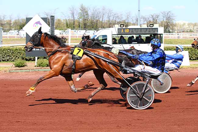 Photo d'arrivée de la course pmu GRAND NATIONAL DU TROT PARIS-TURF à LYON LA SOIE le Mercredi 14 avril 2021