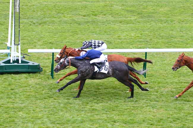 Photo d'arrivée de la course pmu PRIX DU COLISEE à LONGCHAMP le Dimanche 18 avril 2021