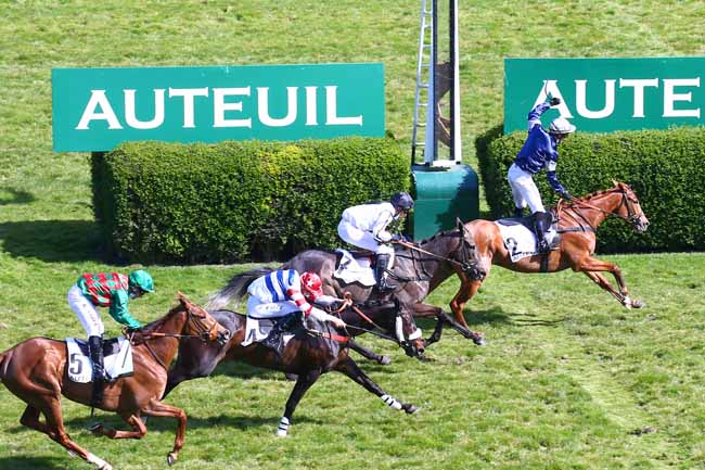 Photo d'arrivée de la course pmu PRIX JEAN STERN à AUTEUIL le Dimanche 25 avril 2021