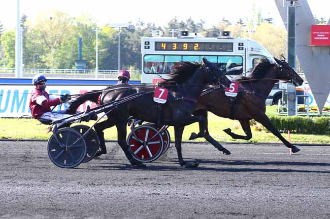 Photo d'arrivée de la course pmu SULKY SUMMER RACES 3 ANS - QUALIF 1 à PARIS-VINCENNES le Mardi 27 avril 2021