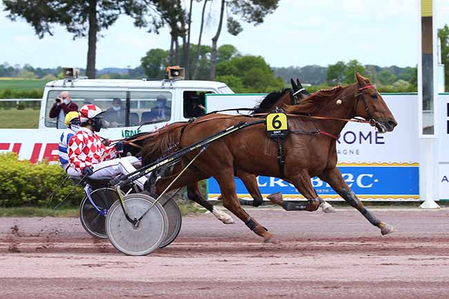 Photo d'arrivée de la course pmu GRAND NATIONAL DU TROT PARIS-TURF à MAURE DE BRETAGNE le Mercredi 28 avril 2021