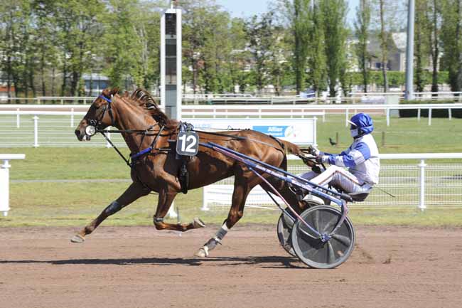 Photo d'arrivée de la course pmu PRIX DU PARC DES LAPINS à VICHY le Lundi 3 mai 2021