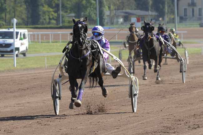 Photo d'arrivée de la course pmu PRIX EQUIDIA à VICHY le Lundi 3 mai 2021