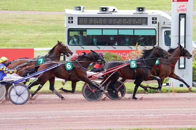 Photo d'arrivée de la course pmu PRIX DU PONT CHARLES DE GAULLE à ENGHIEN le Mercredi 5 mai 2021