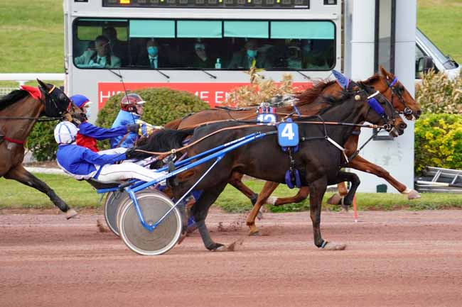 Photo d'arrivée de la course pmu PRIX DE SAINT-SIMON à ENGHIEN le Mercredi 5 mai 2021
