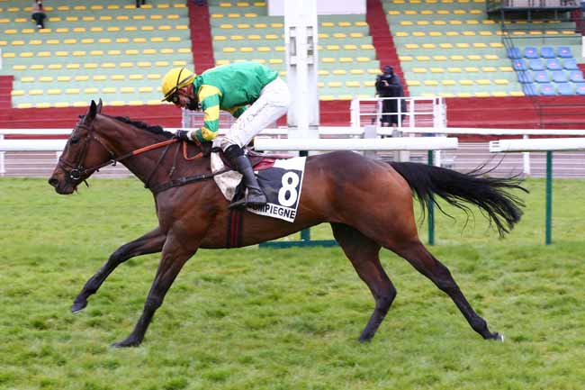 Photo d'arrivée de la course pmu PRIX RADIO PARIS à COMPIEGNE le Jeudi 6 mai 2021