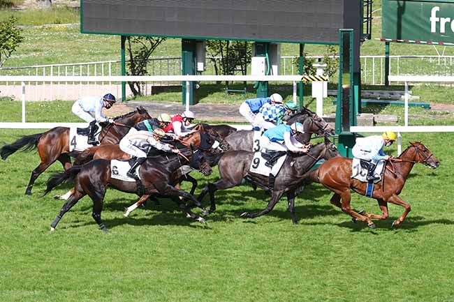 Photo d'arrivée de la course pmu PRIX D'ETREPAGNY à SAINT-CLOUD le Lundi 10 mai 2021