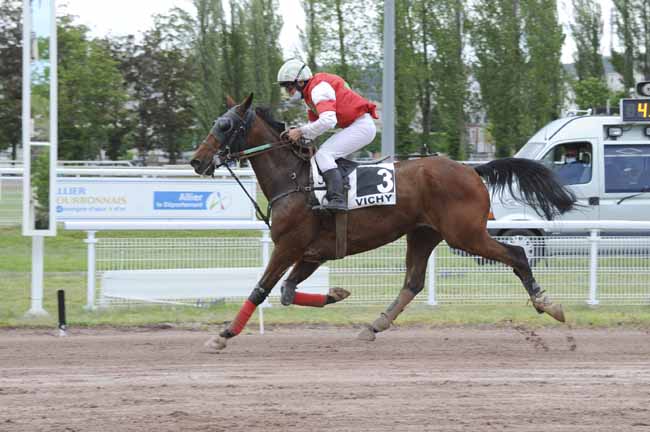 Photo d'arrivée de la course pmu PRIX DE THIERS à VICHY le Lundi 17 mai 2021